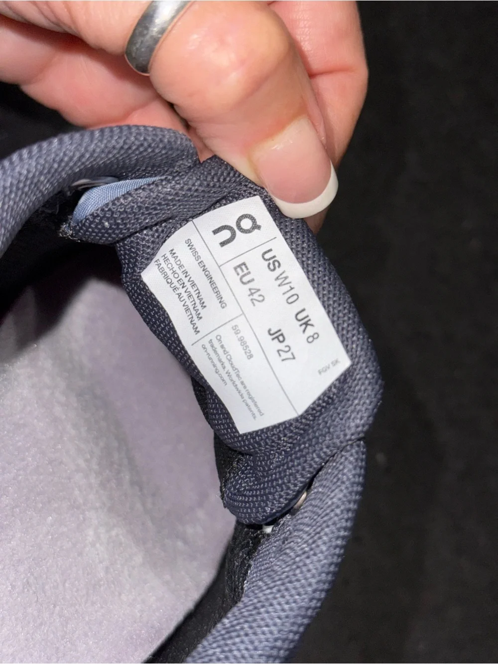 ON CLOUD 5 WATERPROOF ATHLETIC SNEAKERS METAL/NAVY BLUE WORN A FEW HOURS SZ 10